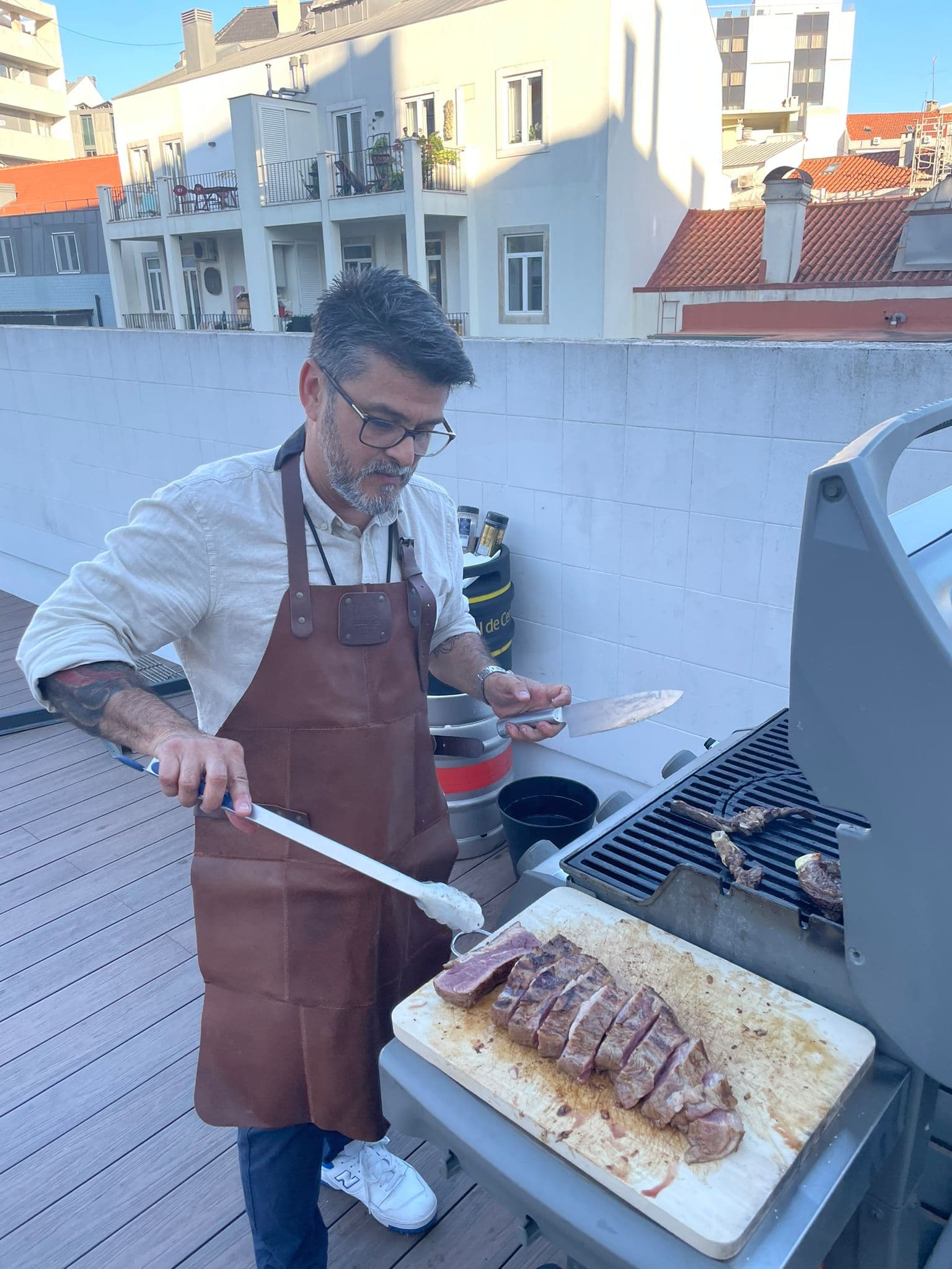 Marcelo slicing picanha on the board